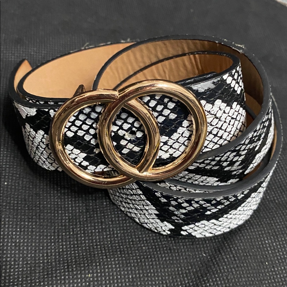Black & White Synthetic Snakeskin Pattern belt with Gold buckle - Size Medium